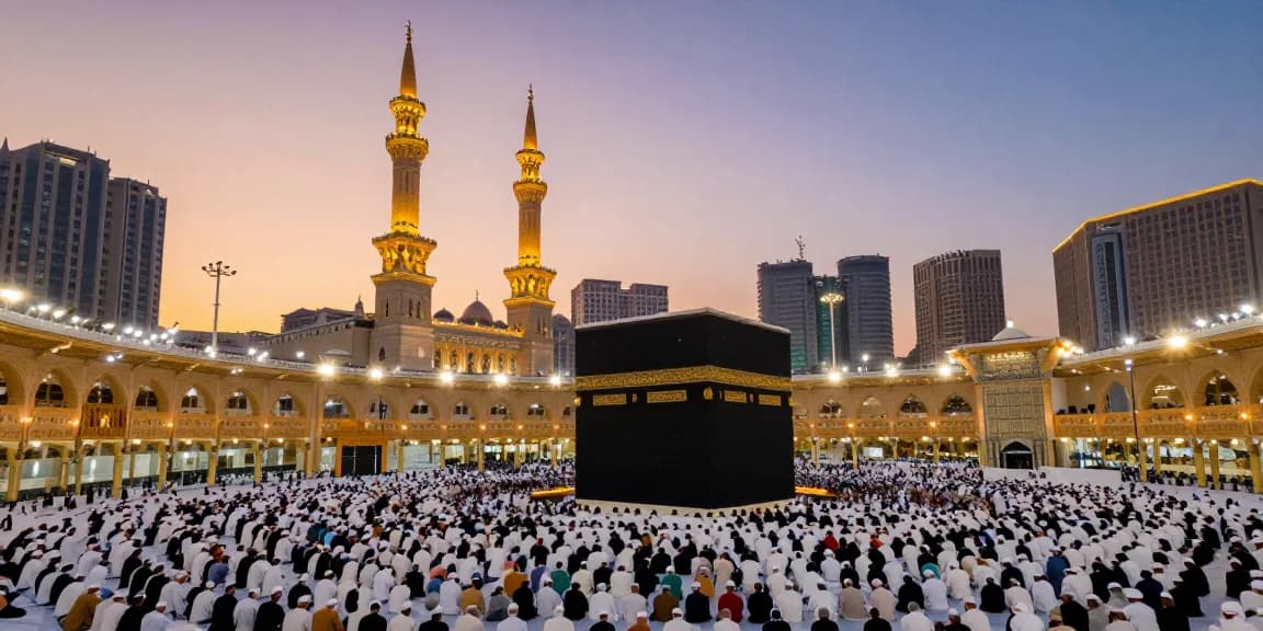 umroh Itikaf travel guide with a breathtaking view of worshippers at Masjidil Haram during Ramadan.