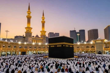 umroh Itikaf travel guide with a breathtaking view of worshippers at Masjidil Haram during Ramadan.